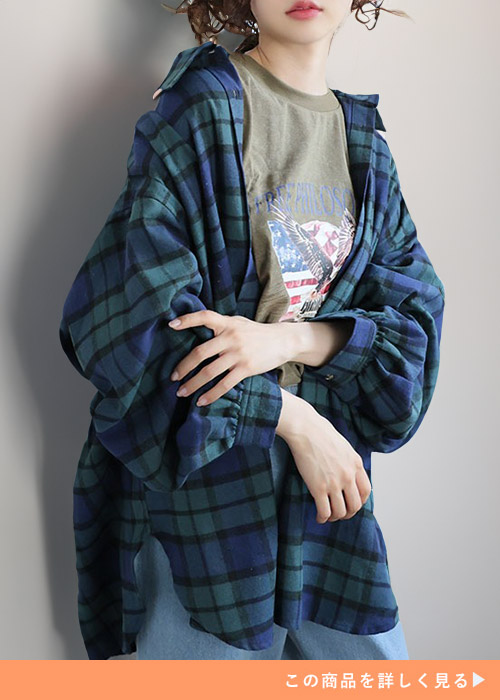 Tシャツ×デニムパンツにグリーンのチェック柄ネルシャツを羽織る女性