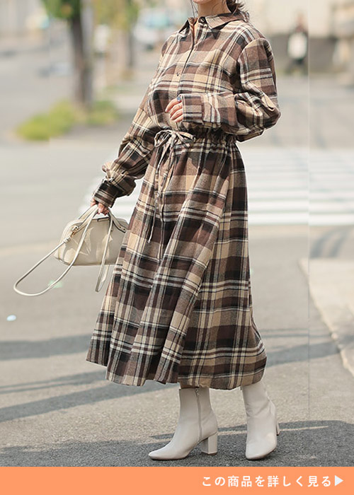 グレージュのチェック柄シャツワンピースを着る女性