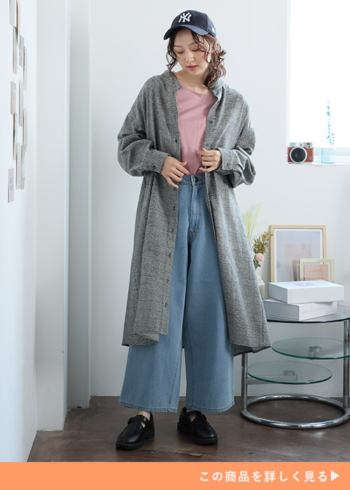 ピンクのトップス×薄色デニムにグレンチェック柄のシャツワンピースを前開きで羽織る女性