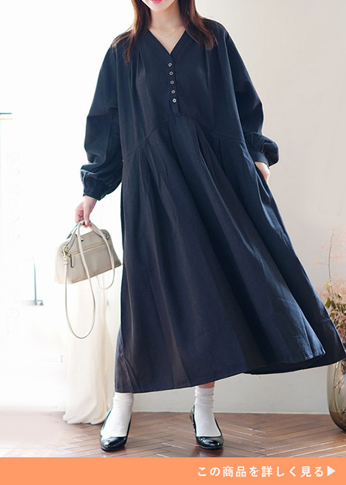 黒のフレアワンピースを着る女性