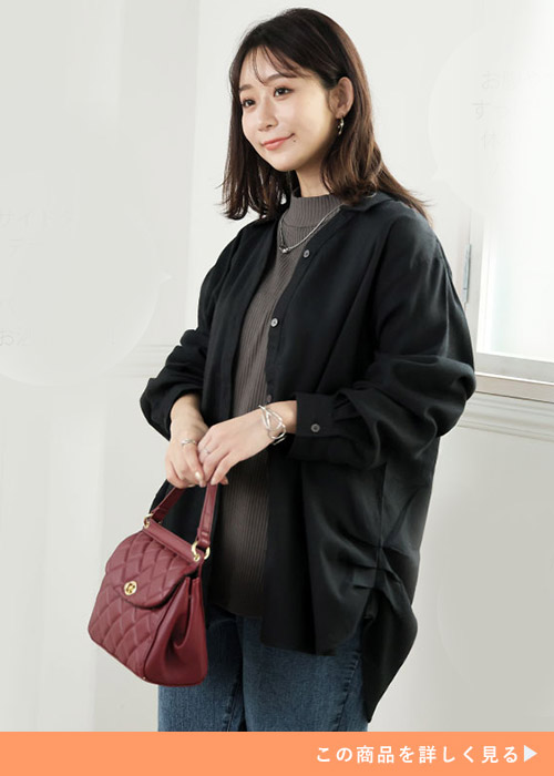 グレーのトップス×デニムに黒のサイドギャザーシャツを羽織る女性